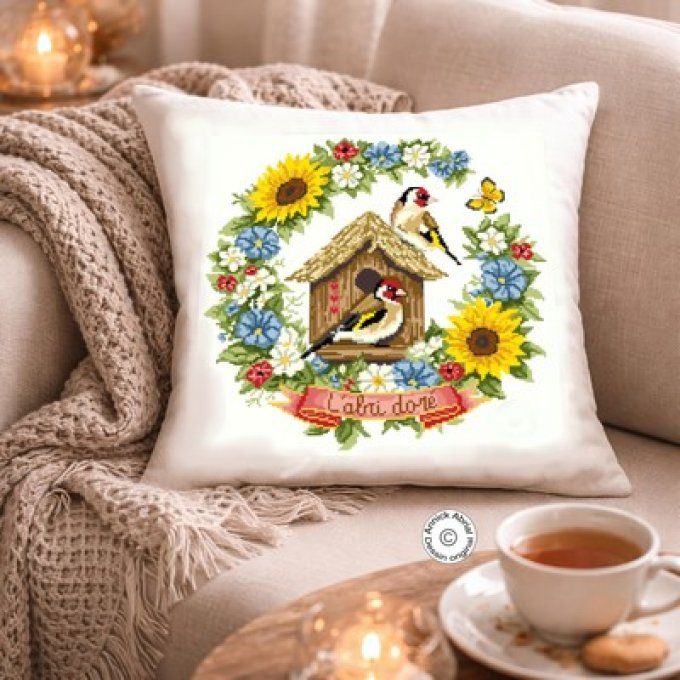 Modèle broderie L'abri doré brodé sur un coussin Création Annick Abrial