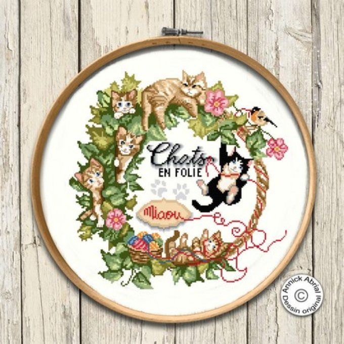 Point de croix Chats en folie cadre rond ©Annick Abrial